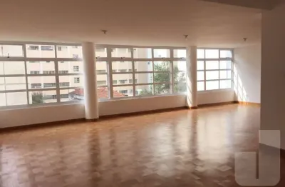 Apartamento espaçoso, todo reformado, em ótima localização. Oportunidade!