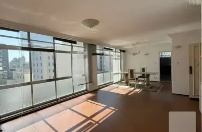 Apartamento amplo e bem distribuído, em localização estratégica