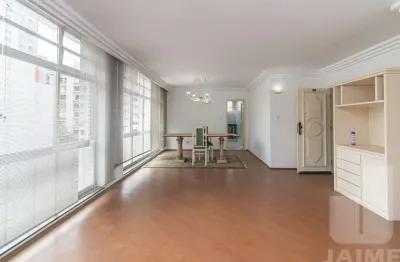 Apartamento amplo e bem distribuído, em localização estratégica