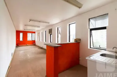 Conjunto comercial a poucos minutos do shopping com 02 salas e 01 vaga.