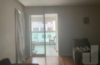 Apartamento em rua arborizada, a 15 minutos do shopping, 2 dormitórios sendo 1 suíte e 2 vagas.