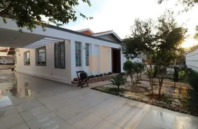 Casa térrea, moderna e reformada com 4 dormitórios sendo 3 suítes  e 5 vagas - pacaembu