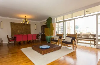 Apartamento maravilhoso com espaços generosos, andar alto com uma varanda ótima!