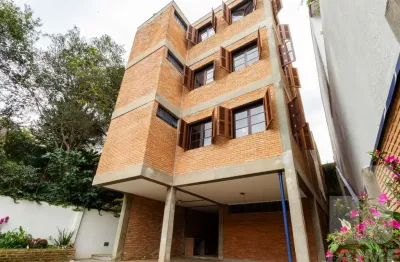 Casa incrível anos 80, estilo vila italiana, de tijolos e concreto aparente.
