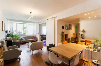 Apartamento reformado, super bem localizado, com pé direito alto e lindos janelões!
