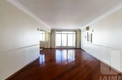 Cobertura espaçosa com ótima área externa numa das melhores ruas de higienópolis.