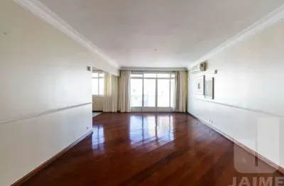 Cobertura espaçosa com ótima área externa numa das melhores ruas de Higienópolis.