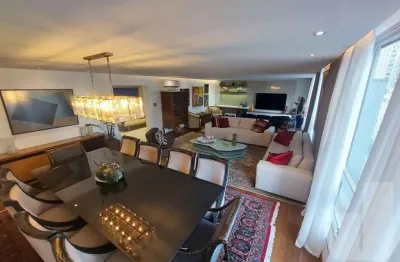 Apartamento com 3 dormitórios sendo 1 suíte e 2 vagas, 250 m2 em área nobre e tranquila.