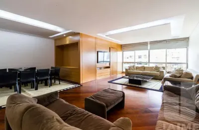 Apartamento à venda com planta ampla e excelente distribuição | 220 m²