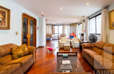 Apartamento amplo, com planta generosa e excelente distribuição;