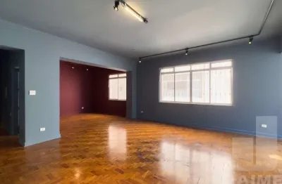 Amplo apartamento com charme clássico e localização privilegiada em Higienópolis