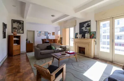 Apartamento com 5 dormitórios sendo 2 suítes, 240 m2 bem distribuídos.