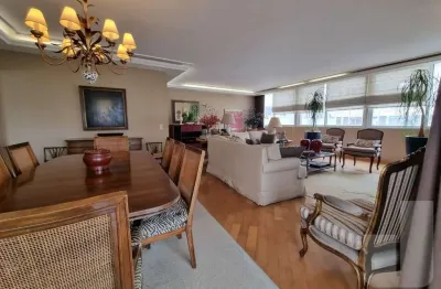 Apartamento amplo, reformado, arejado e ensolarado, prédio totalmente renovado, melhor localização!