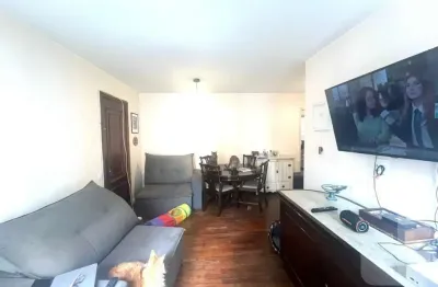 Apartamento ensolarado com dois dormitórios, dependência para funcionários e 1 vaga.