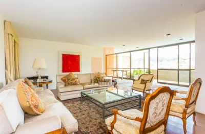 Residência com 4 suítes e 8 vagas com linguagem brutalista e vista para o vale do Pacaembu.