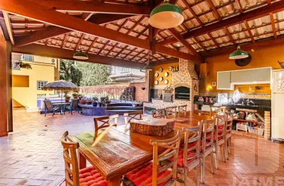 Casa aconchegante no pacaembu com piscina, 5 suites, studio de gravação e 6 vagas cobertas