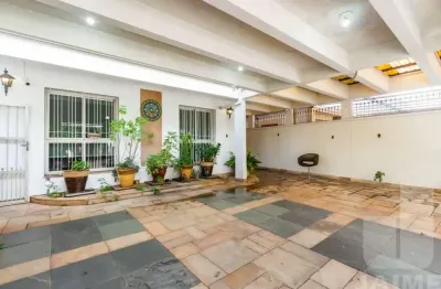 Casa no Sumaré com 4 dormitórios sendo 2 suítes e 3 vagas, edícula , 250 m2 bem distribuídos.