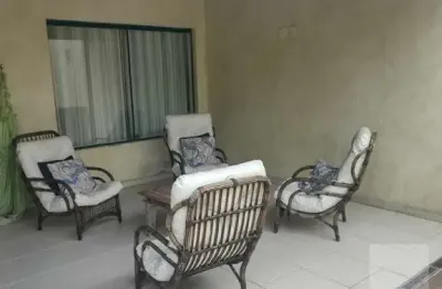 Sobrado em Condomínio com 04 dormitórios, 02 vagas em Barra do Sahy