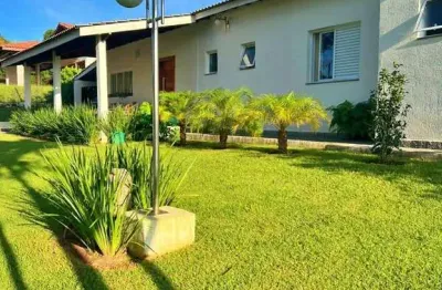 Excelente casa térrea com 2.000m² terreno com uma construção de 480m² , distribuído em 4 suítes, sala grande, cozinha grande, lavabo