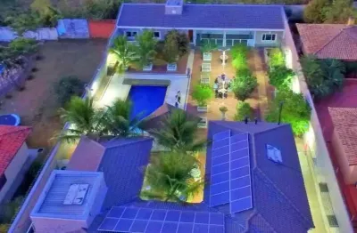 Esta magnifica casa possui quatro dormitórios todos com ar condicionado e piso laminado , casa auto sustentável em energia e agua ,