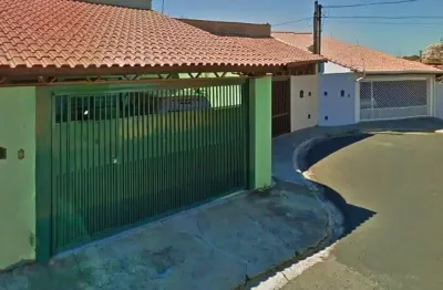 O imóvel possui. sala com uma charmosa área de luz, cozinha espaçosa, clara e arejada, lavanderia com dispensa, três quartos, sendo um com suíte