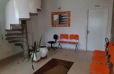 Prédio comercial localizado em uma das avenidas mais acessada da cidade, grandes fluxos de carro e pessoas