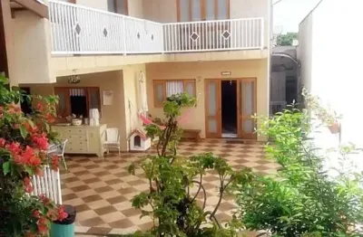 Linda casa em um dos mais bem localizado bairro da cidade a 2 minutos do shopping.
