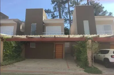 Lindo sobrado dentro de condomínio com total segurança, a 20 minutos do centro, sobrado com três dormitórios sendo uma suíte, com área de serviço com