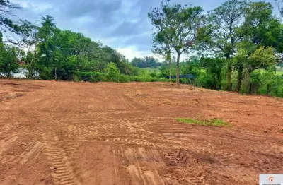 Terreno com 5.000 m² em uma ótima topografia, com uma casa de 120m² em um condomínio completo na cidade salto com quadra de tênis, piscina, salão de f