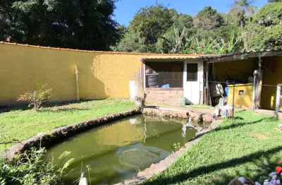 Casa térrea com 3 dormitórios, suite, lago com peixe.