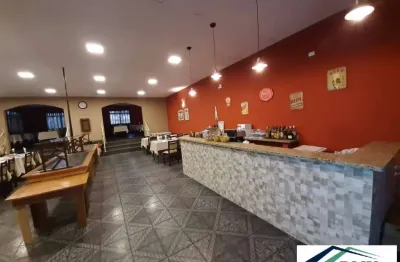 Prédio comercial em região movimentada e com comércio em funcionamento.