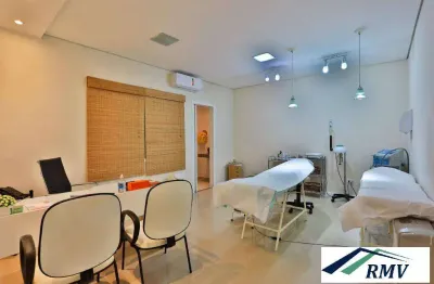 Imóvel comercial (clínica médica) em funcionamento no Centro.