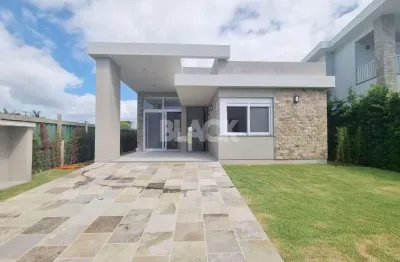 Casa térrea com 04 suítes no condomínio ilhas park em torres rs