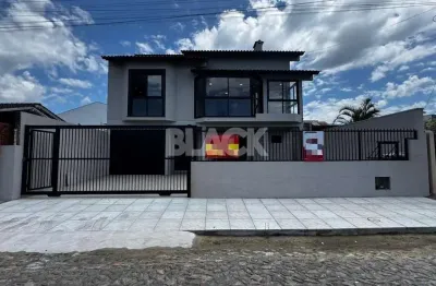 Casa com 04 quartos e piscina à venda no centro do passo de torres/sc