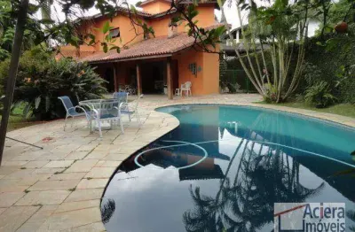 Villa vianna- casa aconchegante ao lado do shopping, em condomínio de alto padrão, com espaços amplos e interligados a natureza!