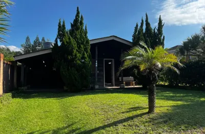 Casa de 03 dormitórios, sendo 01 suíte e vaga coberta para 02 carros!