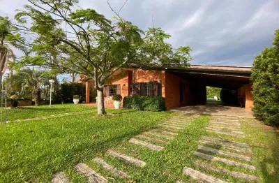 Casa a poucos passos do mar de 04 dormitórios com piscina e terreno 18x46