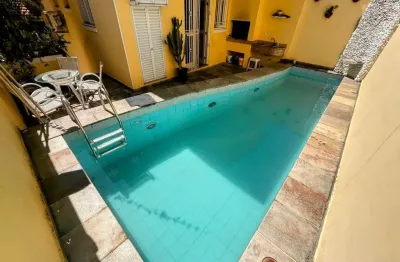 Casa à venda em santos-sp, vila mathias: 3 quartos, 1 suíte, 1 sala, 2 banheiros, 3 vagas de garagem, 200m². imperdível!