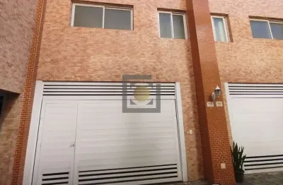 Triplex à venda no marapé: 2 quartos, 2 suítes, 1 sala, churrasqueira, piscina e salão de festas!