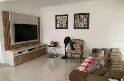 Casa Residencial Frente em Boqueirão, Santos – 4 Quartos (3 suítes), 2 Vagas, Financiável
