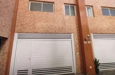 Casa à Venda em Santos - Marapé, 2 suítes, 2 vagas, 76 m² com piscina