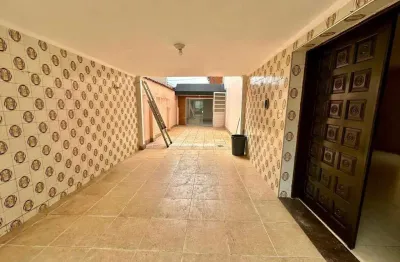 Casa à venda em Santos (Marapé) – 3 Dormitórios, 1 Suíte, 2 Vagas, Frente