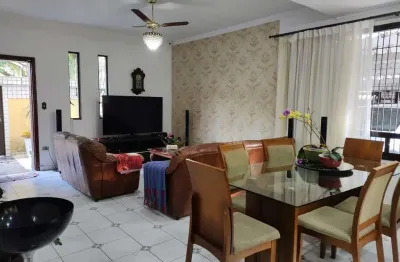 Casa residencial em Embaré, Santos – 4 quartos, 3 suítes, 3 vagas e financiamento