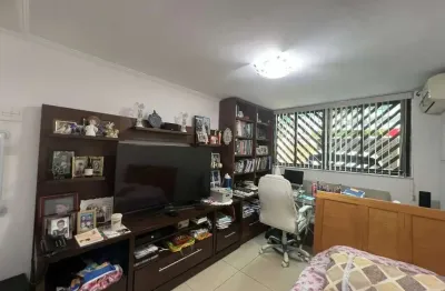 Casa Residencial à Venda em Gonzaga, Santos — 4 Quartos, Mobiliada, Financiamento Aceito