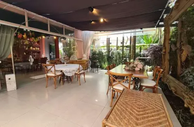 Casa à venda em Pompéia (Santos) – 3 dormitórios, 2 suítes, 4 vagas, frente