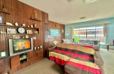 Casa Residencial com 3 Quartos, 4 Vagas e Aceita Financiamento em Santos (Aparecida)