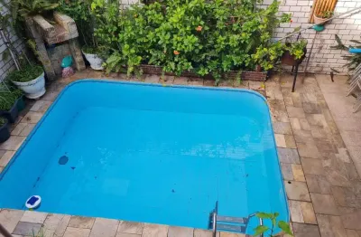 Casa à venda em Santos (Aparecida) – 3 quartos, 1 suíte, 2 vagas, com áreas internas/externas de 182 m²