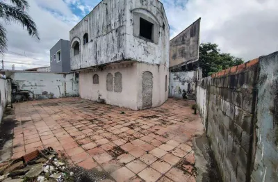 Excelente terreno com  um sobrado isolado aproximadamente 300 metros da praia para reforma ou construção de imóvel novo.