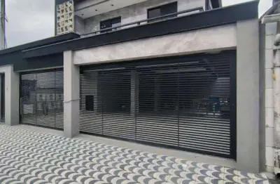 Excelente casa de condomínio sobreposta alta com 02 dormitórios, 01 banheiro social e amplo quintal reservado. Localizado na Vila Caiçara