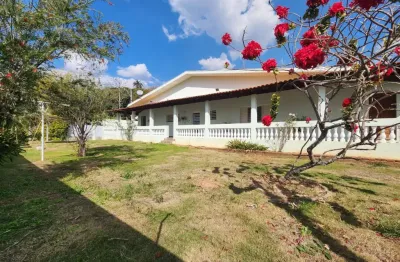 Linda casa em aguas de lindóia proximo ao balneario .